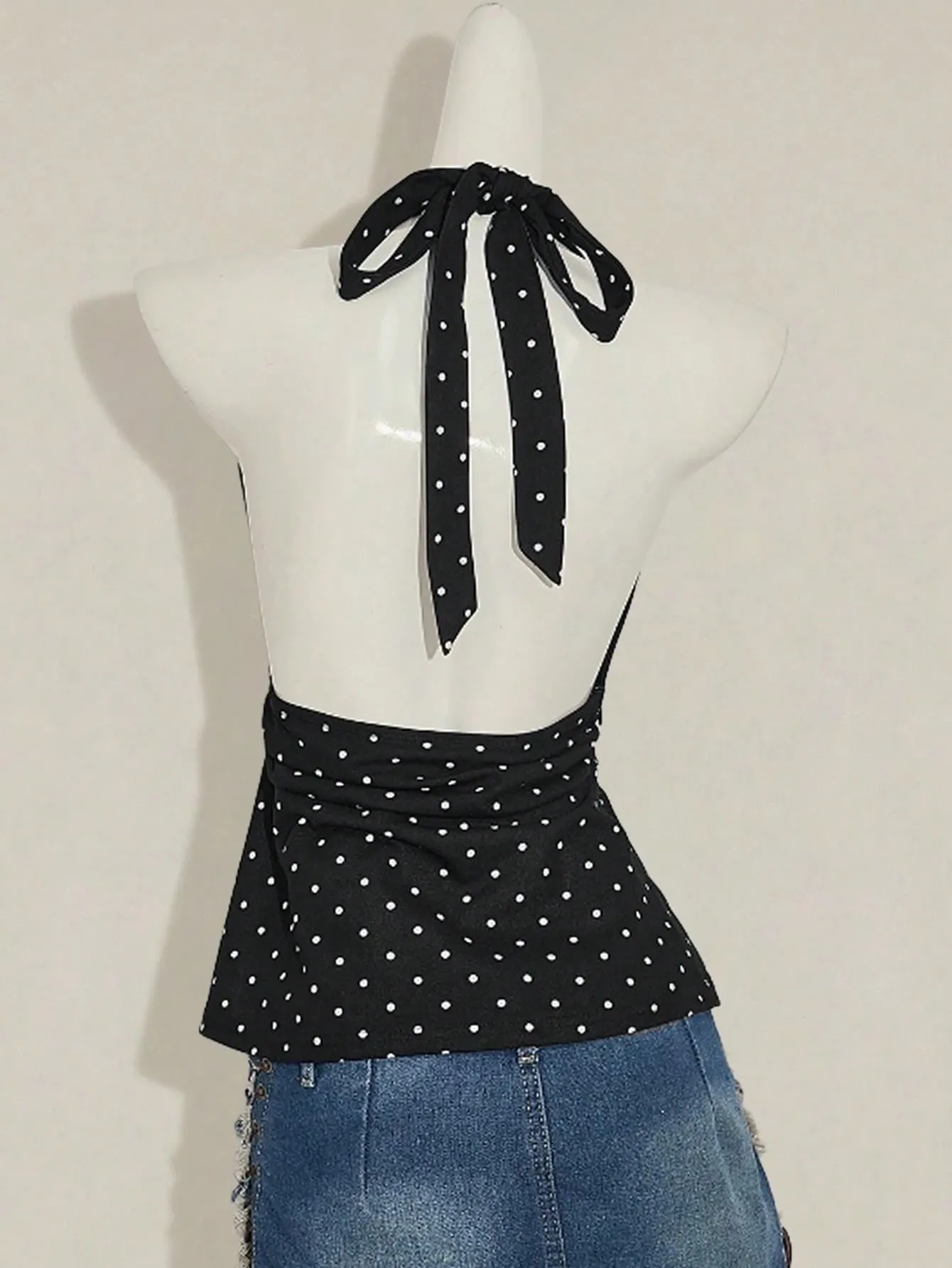 Top da donna con cinturino senza schienale a pois con design pieghettato in vita. Camicia da donna con cinturino sul collo regolabile e cinturino senza schienale — image 3