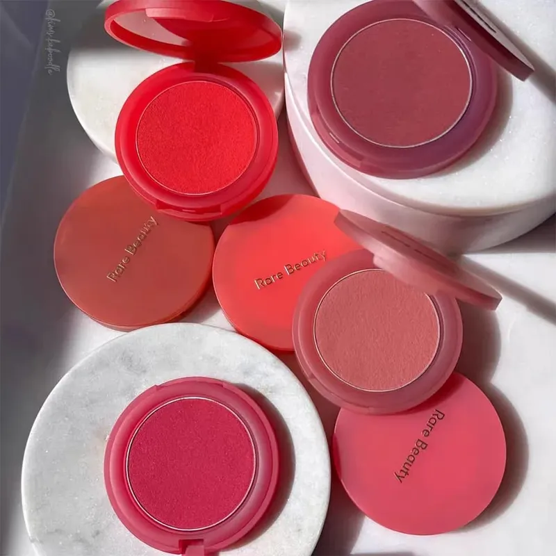 Rare Beauty Cream Blush เนื้อมันฝรั่งบดที่นุ่มฟู เกลี่ยให้เรียบเนียนเพื่อสร้างแก้มที่เปล่งประกายอย่างเป็นธรรมชาติ — image 2