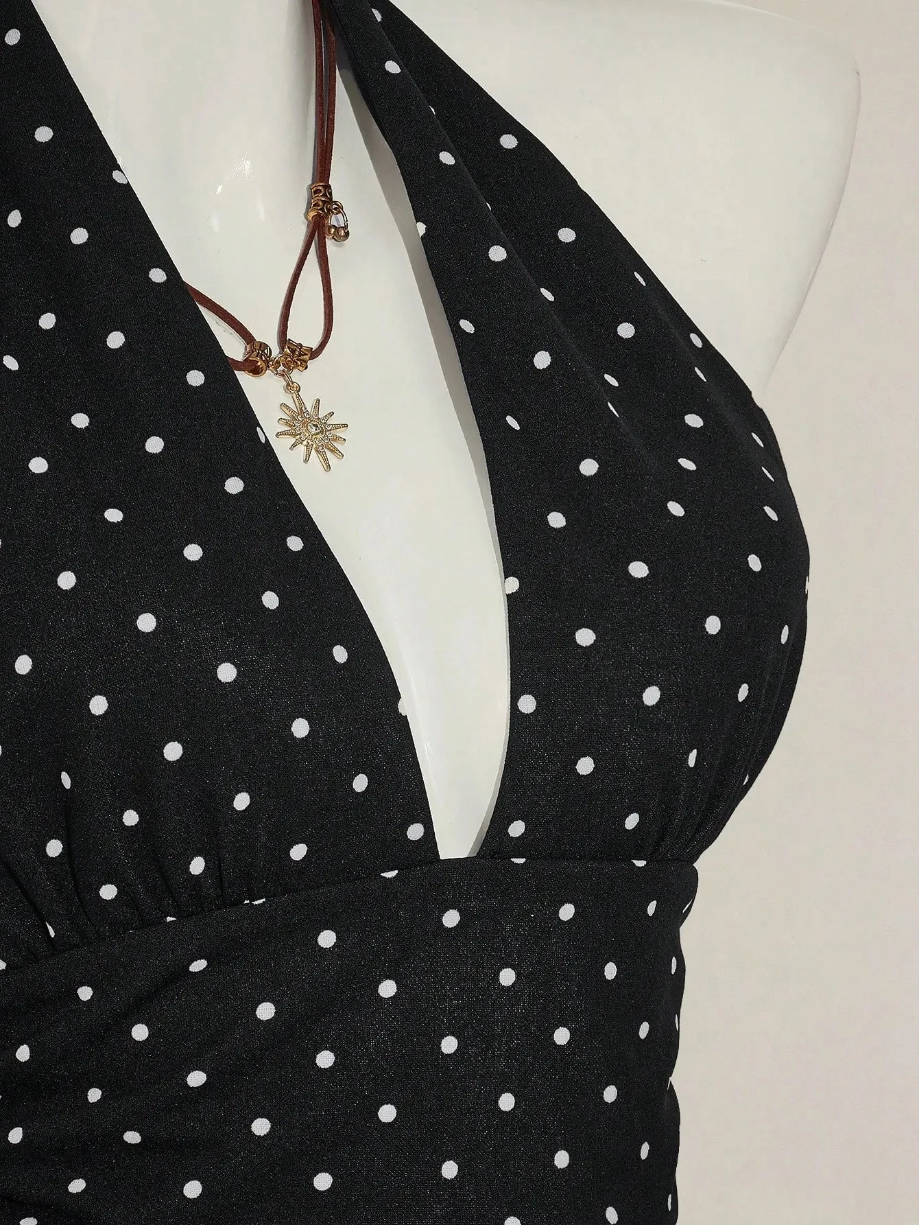 Top da donna con cinturino senza schienale a pois con design pieghettato in vita. Camicia da donna con cinturino sul collo regolabile e cinturino senza schienale — image 5