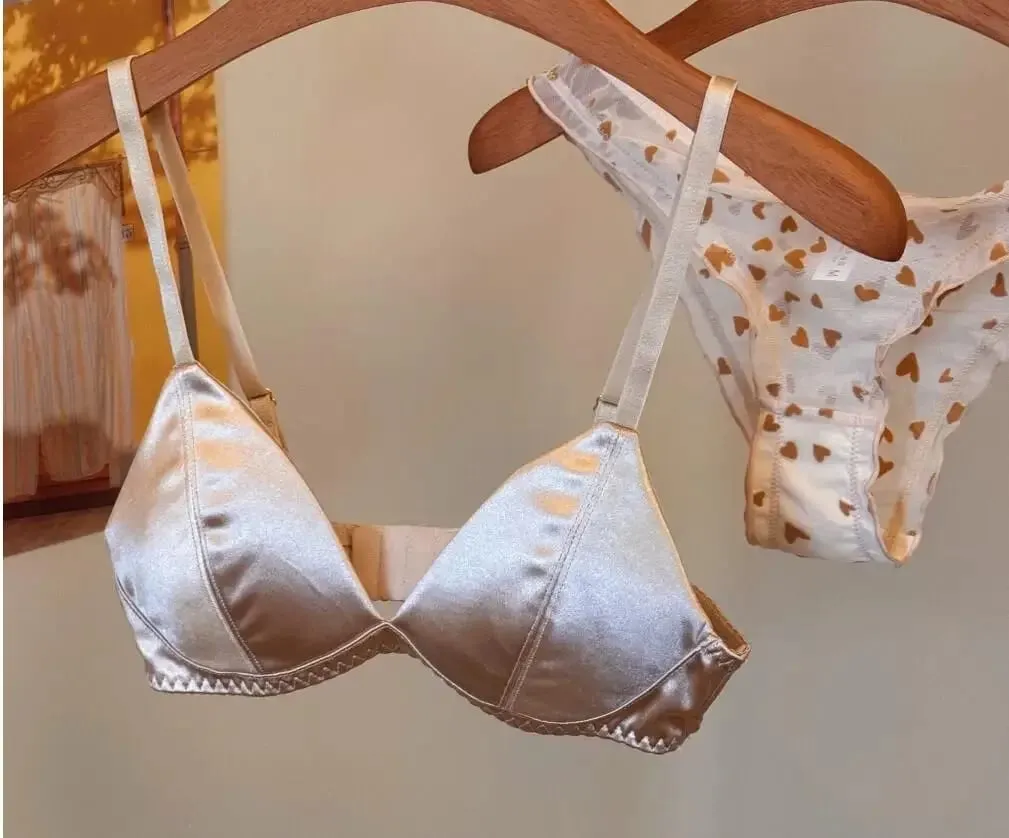 Set di reggiseno antitraccia con coppa a triangolo in raso sexy, confortevole lingerie wireless per seni grandi — image 2