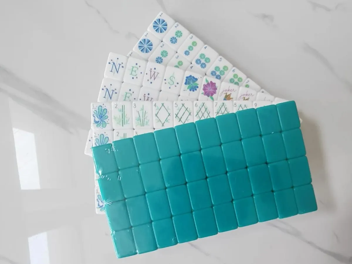Set Mahjong americano personalizzabile 160 piastrelle Mah Jongg acrilico a 4 strati Regali a sorpresa Mahjong Giochi portatili per feste in famiglia
