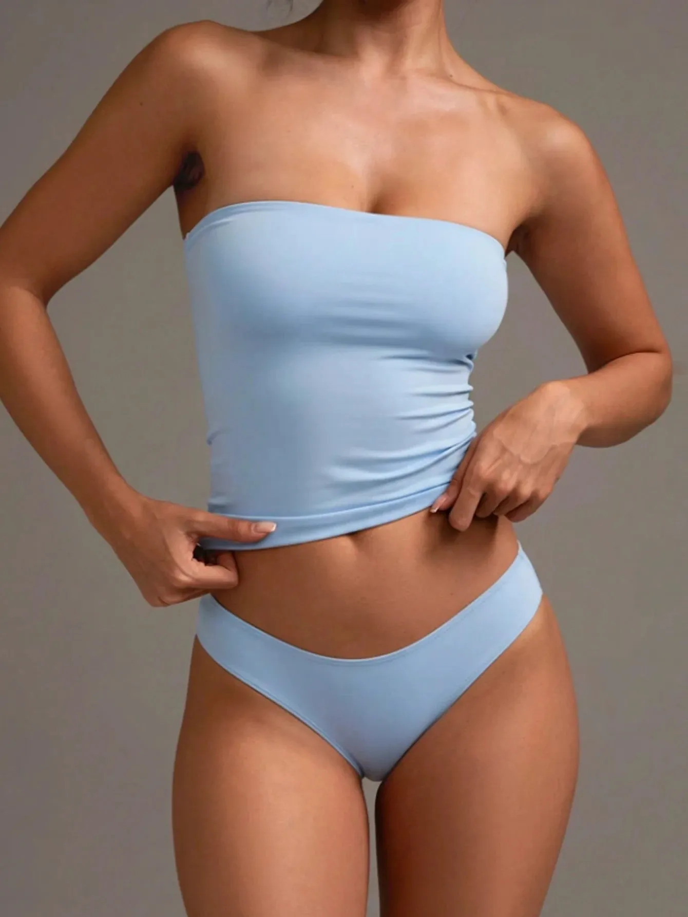 Een sexy basic strapless hemdje - een stijlvolle, elastische en nauwsluitende lichtblauwe tubetop in effen kleur. Geschikt voor het hele seizoen