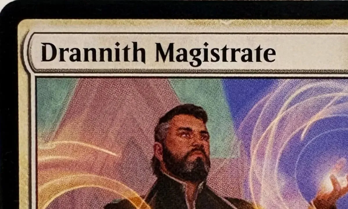 LK7 Commander's Plate Drannith Magistrate Esper Sentinel Kvävande tionde Högkvalitativa TCG-proxykort (Black-Core) — image 2