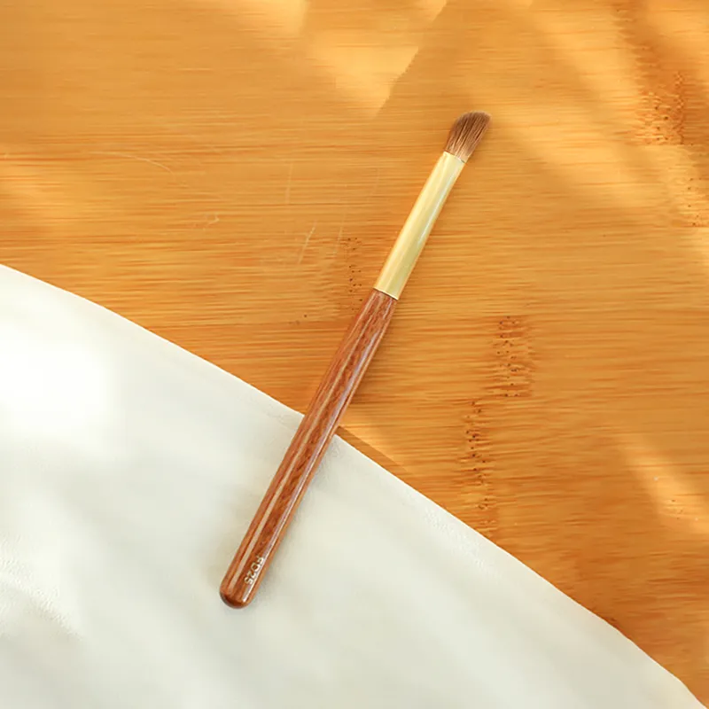 FD25 Kuas Highlighter Concealer Segitiga Rambut Musang Lembut Kuas Makeup Gagang Rosewood Afrika Kuas Makeup Kerajinan Tangan Pro — image 4