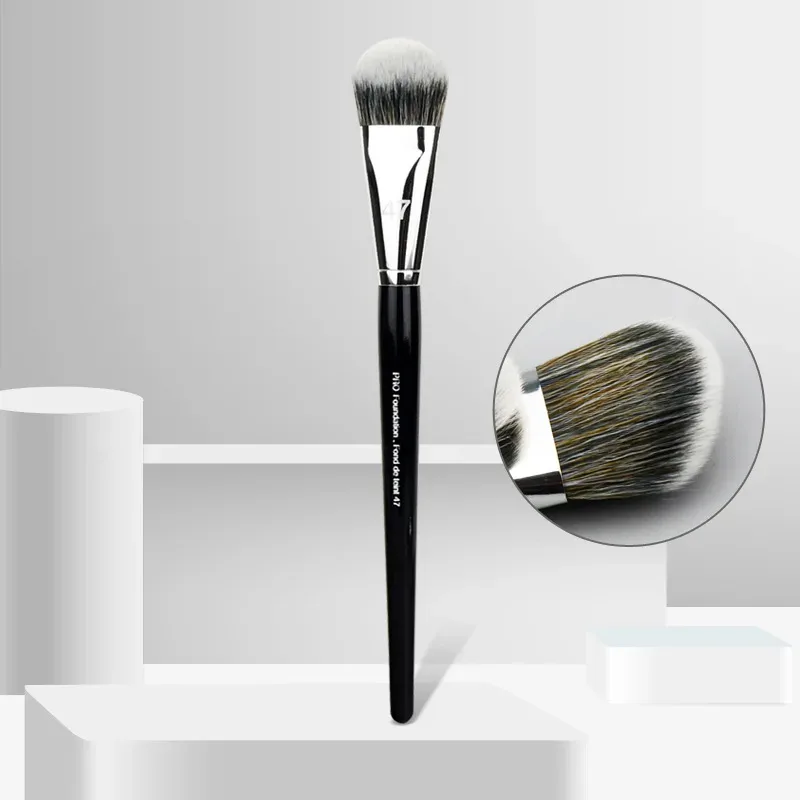 1 Stück Pro Foundation #47 Pudergrundierung Make-up-Pinsel Schatten-Make-up-Pinsel mit synthetischem Haar und Holzgriff