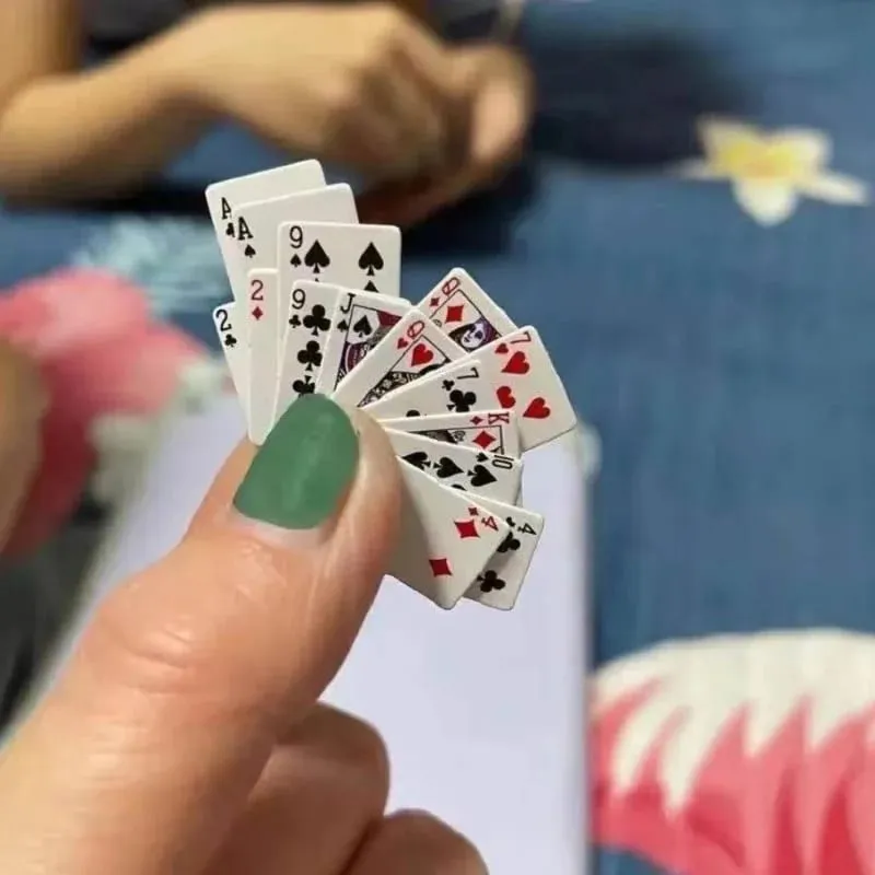 Bermain Poker Mini Kartu Menyenangkan Siswa Permainan Papan Penghilang Stres Mainan Kecil Bermain Poker Ujung Jari Kasual Mudah Dibawa — image 5