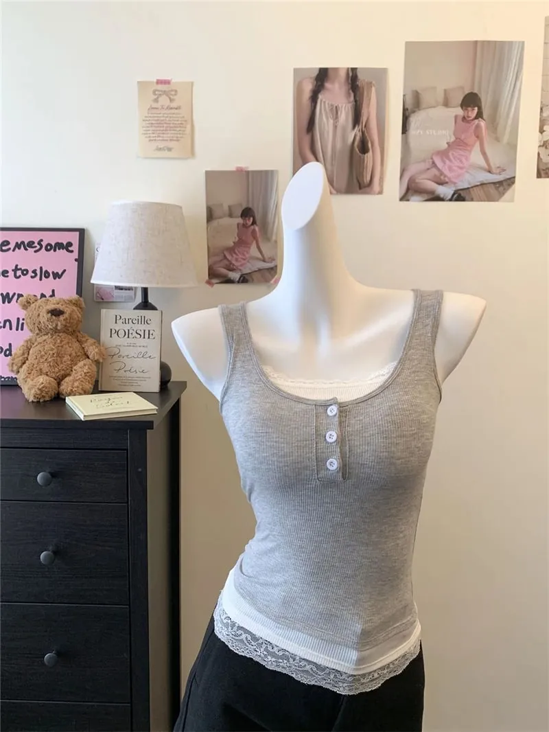 Regata feminina de falso duas peças com acabamento de renda e bojos de sutiã embutidos, camisola de viscose canelada sem mangas, colete curto de modelagem justa A6493 — image 5