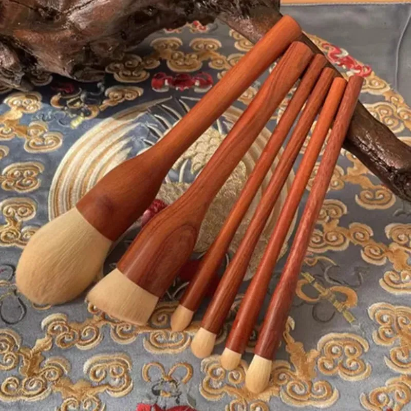 Make-up-Pinsel mit Sandelholzgriff, Foundation, Puder, Textmarker, Bildhauerei, Lidschatten, Wischmischer, Detail, Kosmetikpinsel-Werkzeug — image 1