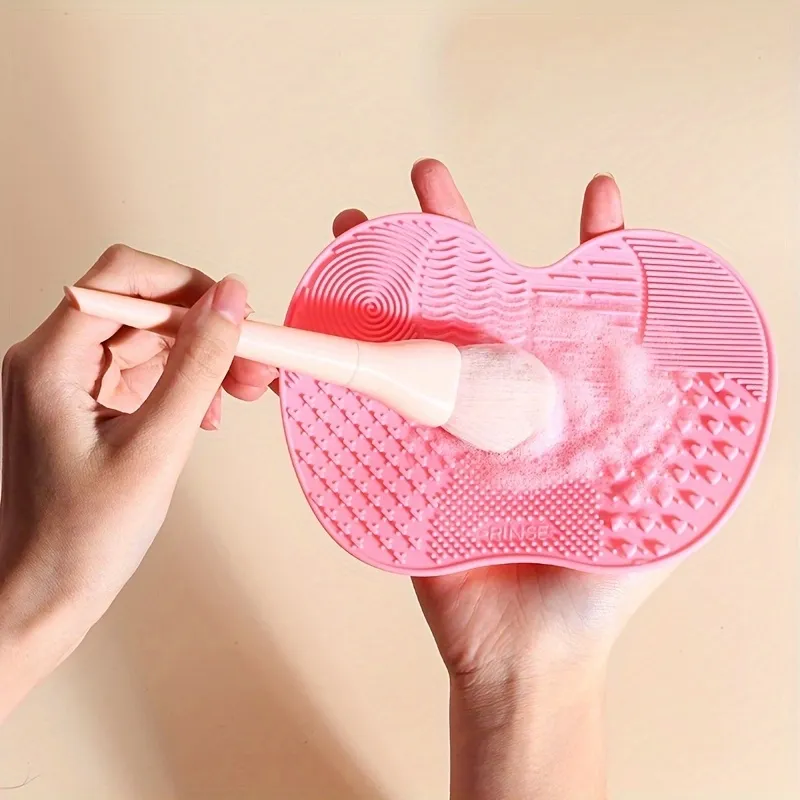 Růžový čisticí štětec ve tvaru jablka: Malý čisticí nástroj s přísavkou navržený speciálně pro čištění štětců na make-up — image 1