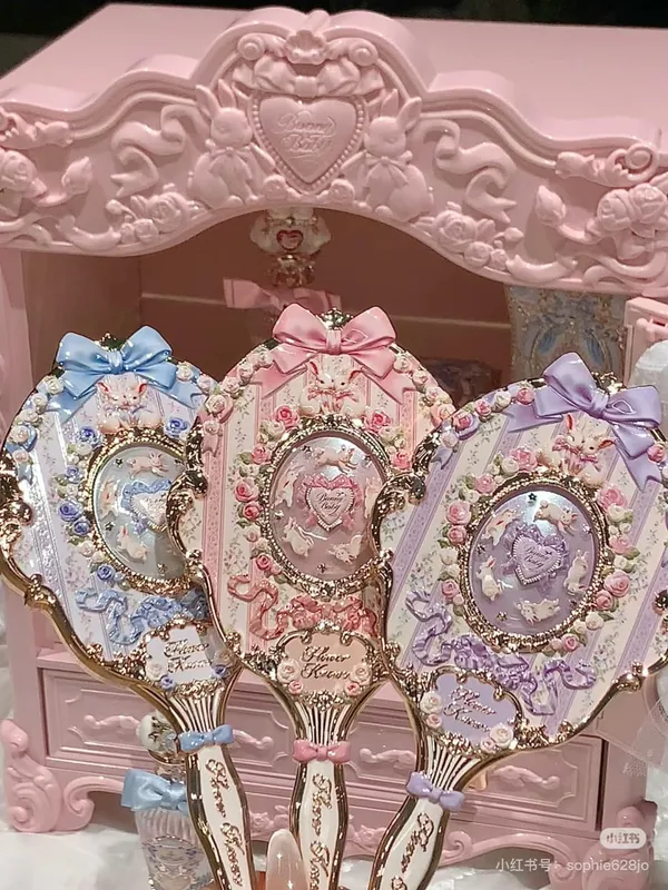 Flower Knows ręczne lusterko do makijażu noc świętojańska truskawka Cupid Bunny ogród wzór reliefowy ograniczony kolor zestaw narzędzi do makijażu