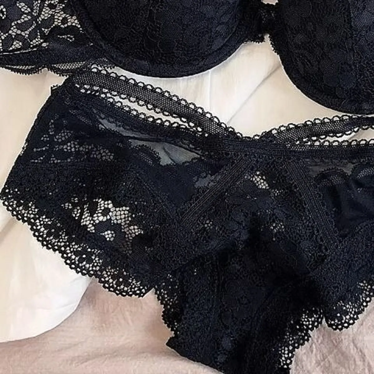 Lingerie da donna Reggiseno e slip comodi senza fili Set di slip e rete ricamati Intimo anti-cedimento ricamato Pure Desire — image 6