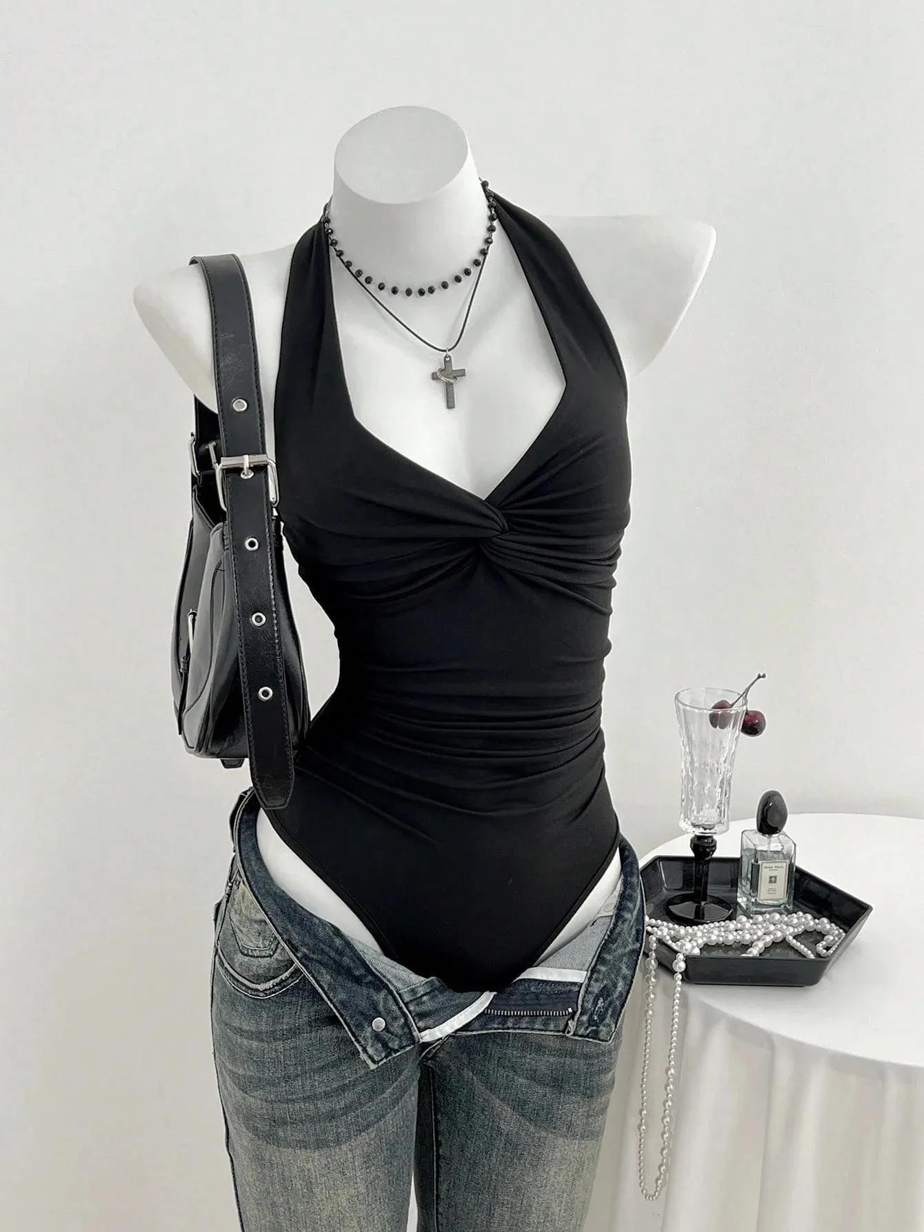 Body da donna con scollo a V profondo e nodo attorcigliato in vita con volant Body in tinta unita nero senza maniche slim fit Y2K Basic — image 2