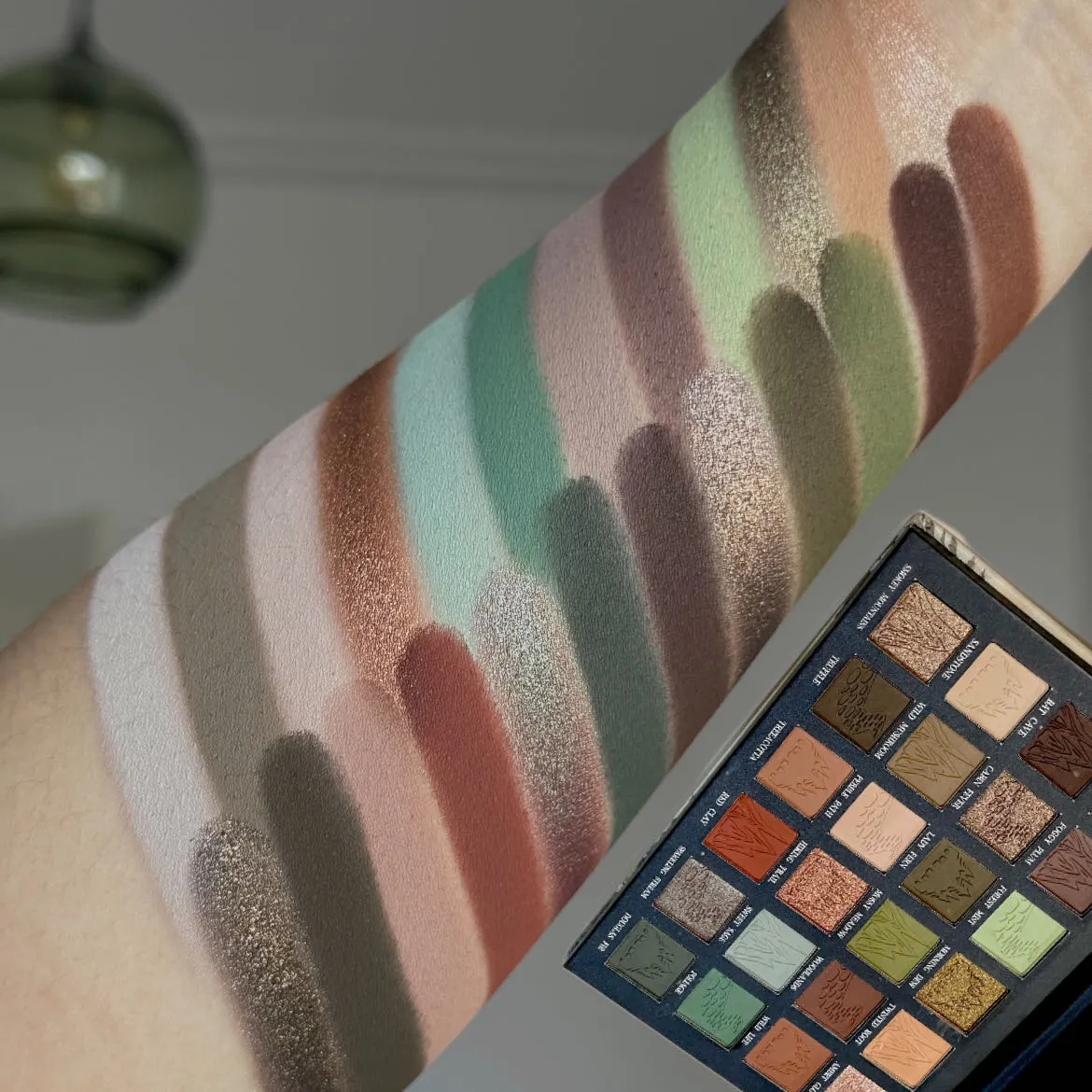 24 สี METALLIC Glitter อายแชโดว์ Matte Shimmer Eye Shadow แต่งหน้าแผ่น Earth Powder Punk Smoky Dark สีเขียวอายแชโดว์ Make Up — image 6