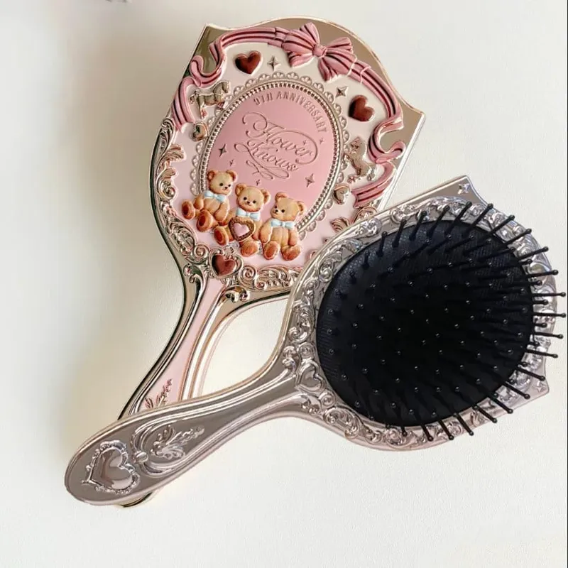Flower Knows 9th Anniversary Set da 4 pezzi per trucco Specchio cosmetico da tavolo Spazzola paddle Cuscino d'aria Pettine Portaspazzole Pennello per fard — image 5