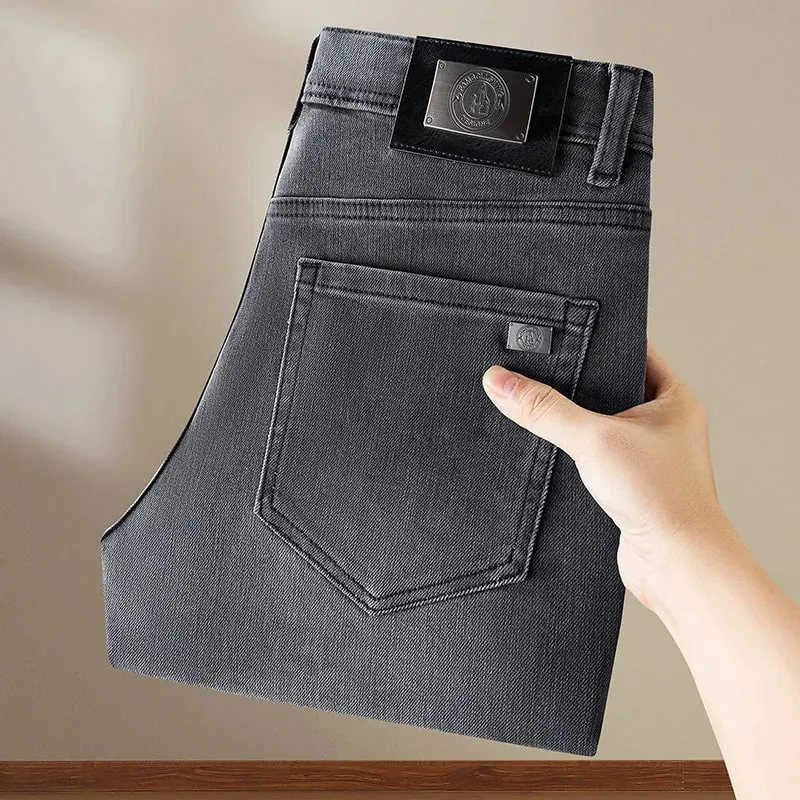 Jeans grigi leggeri di lusso per uomo 2024Autunno e inverno Semplicità Pantaloni alla moda di fascia alta elasticizzati slim-fit alla moda
