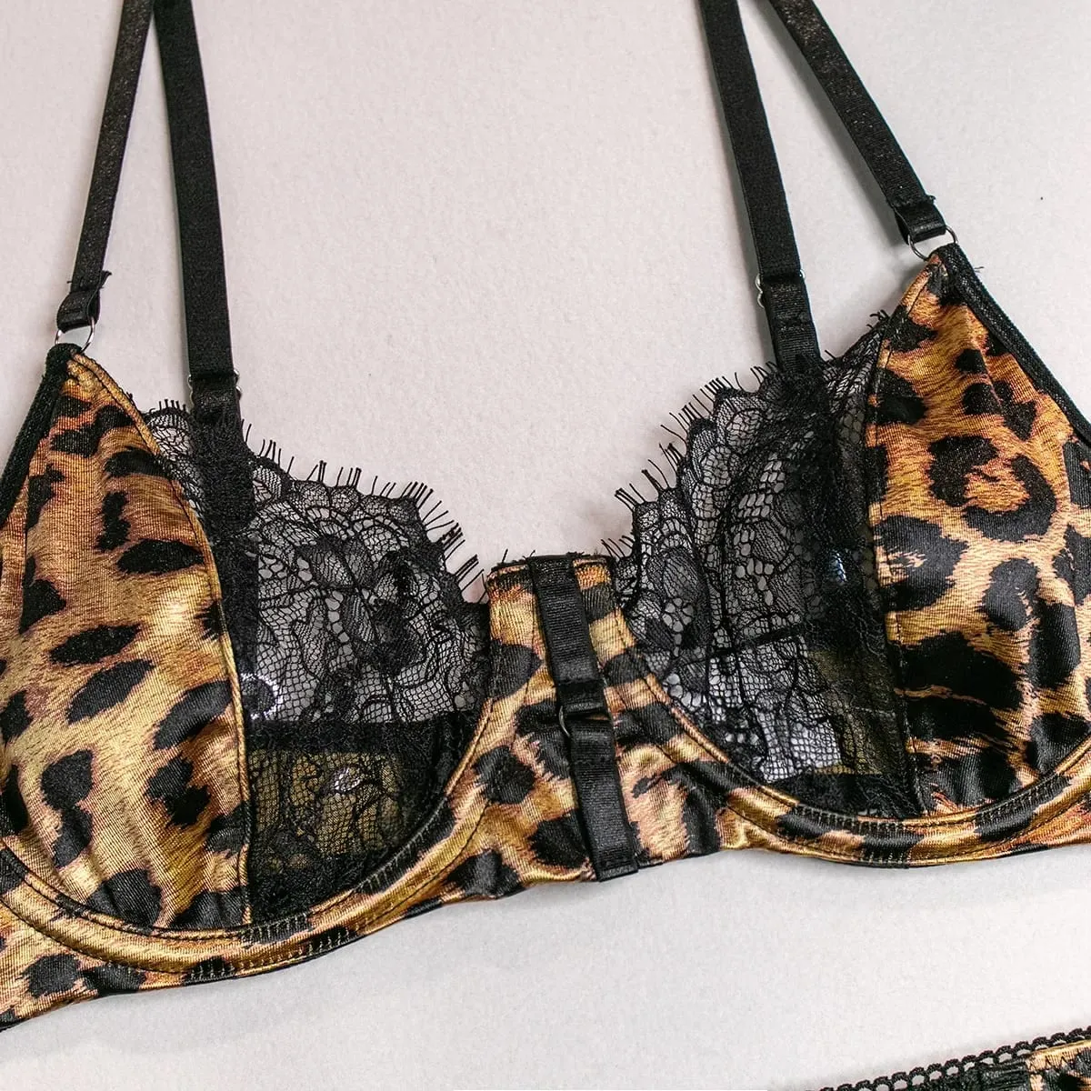 Sexet vild leopardtrykt blonde patchwork dameundertøjssæt Komfortabel tredelt bh og trussesæt eksotisk tøjsæt til kvinder — image 4