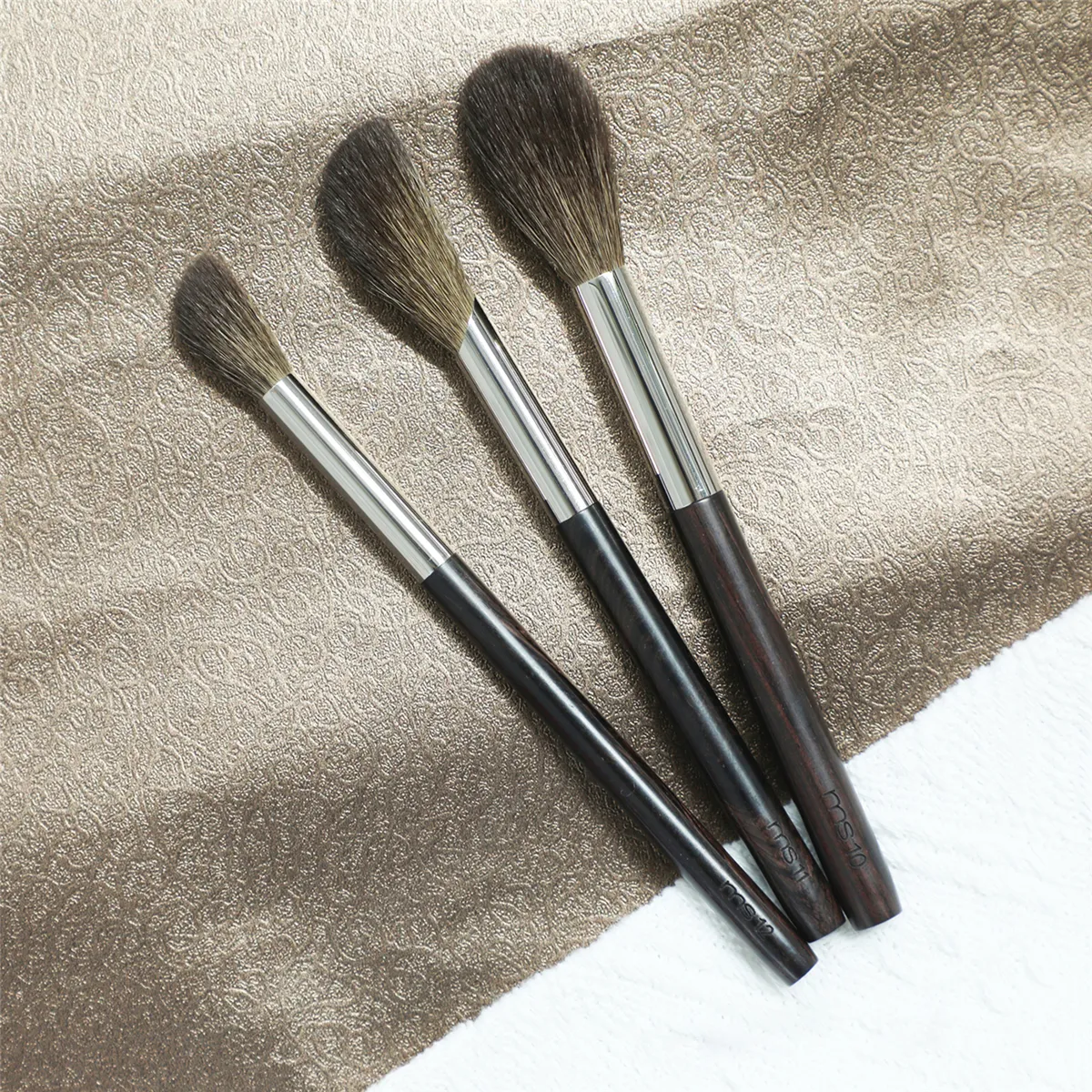 Profesionální ručně vyrobený štětec na make-up 1PC štětec na zvýrazňování tvářenek Štětce na make-up s měkkými kozími srstmi Saikoho s ebenovou dřevěnou rukojetí — image 2