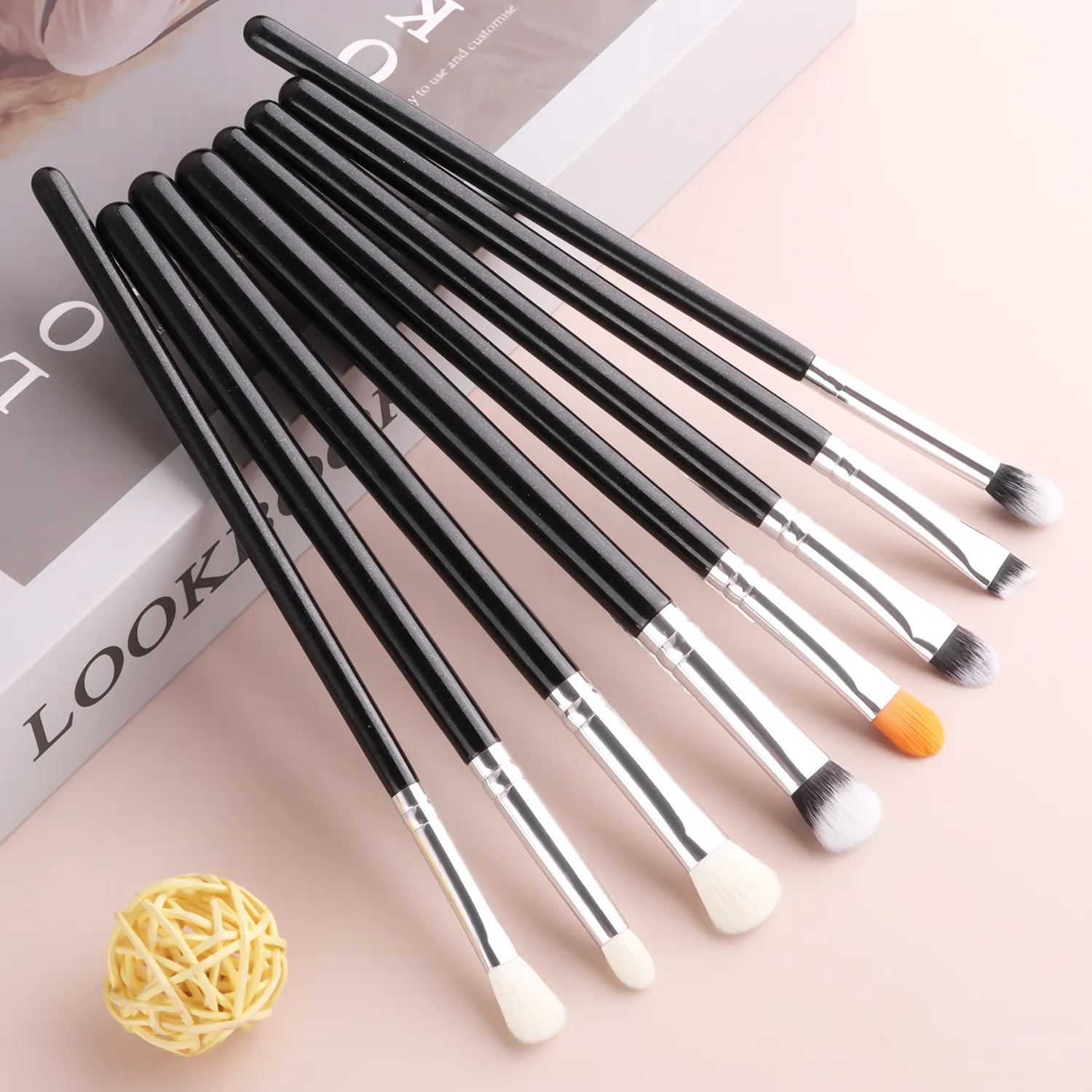 8 Buah Set Kuas Rias Eyeshadow Kuas Detail Concealer Pencampur untuk Riasan Mata Harian untuk Pemula — image 1