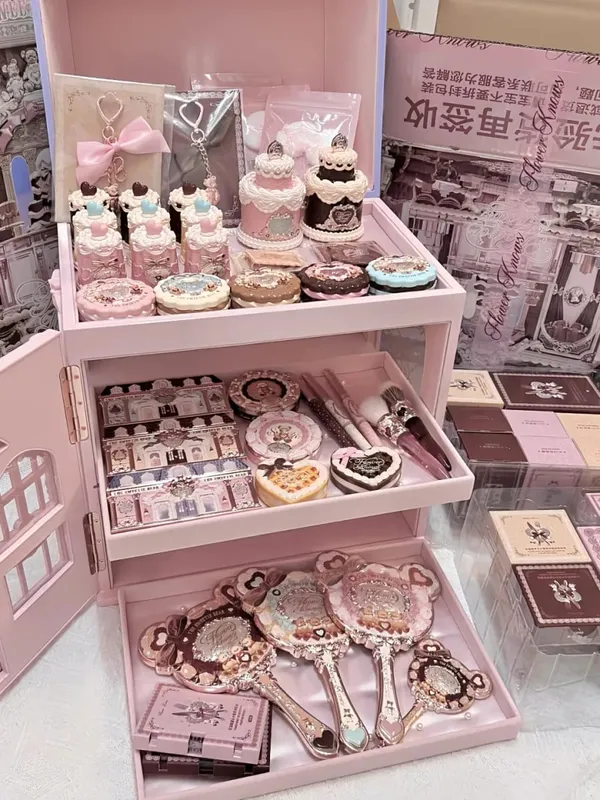 Flower Knows the Sweetie Bear Collection กล่องของขวัญชุดแต่งหน้า Allin พร้อมอายแชโดว์ บลัชออน คอนซีลเลอร์ ลิปสติกและกระจก — image 6