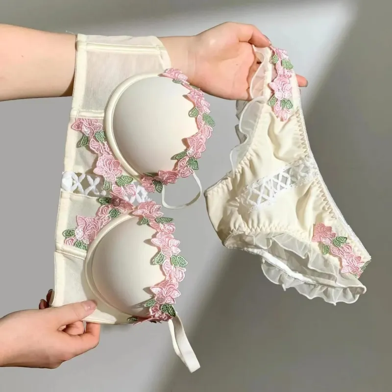 빅토리아 시대 속옷 세트 - 섬세한 크림색 브라렛, 꽃무늬 스티치 복고풍 스윗하트 네크라인으로 작은 가슴의 우아함을 선사