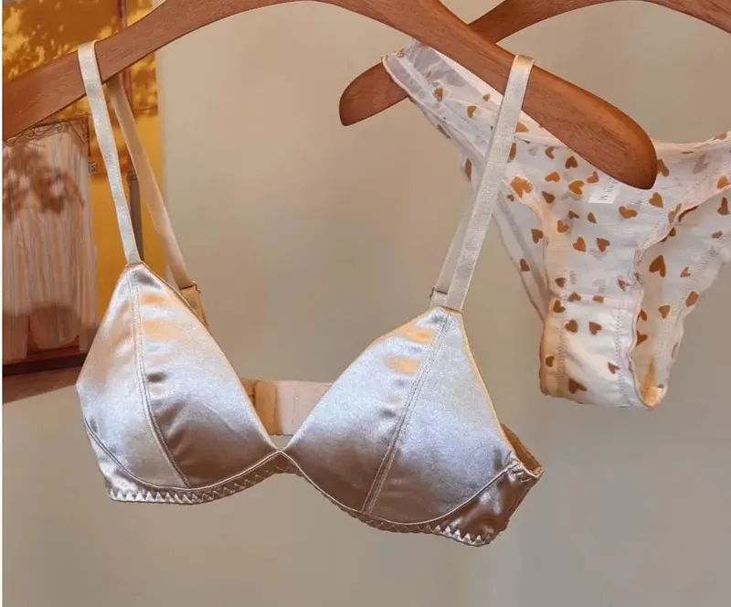 Set di reggiseno antitraccia con coppa a triangolo in raso sexy, confortevole lingerie wireless per seni grandi — image 9