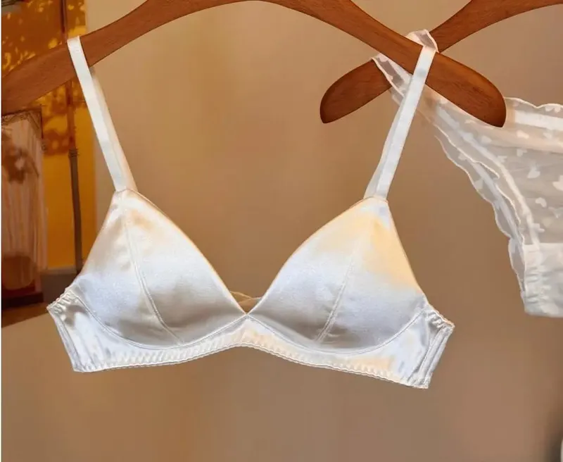 Set di reggiseno antitraccia con coppa a triangolo in raso sexy, confortevole lingerie wireless per seni grandi — image 10