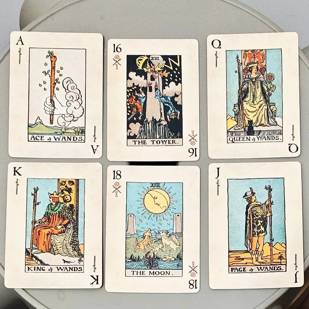 Mazzo di carte da gioco RWS: mazzo da poker da 78 carte da 9 x 6 cm illustrato con immagini RWS che combina tarocchi e carte da gioco a doppio rilievo — image 5