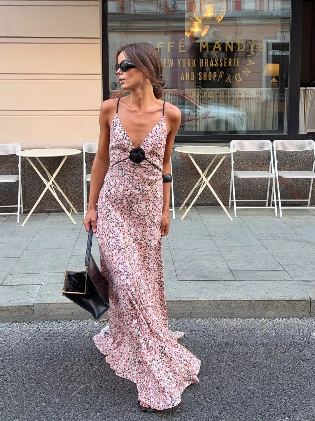 Rosafarbenes, geblümtes Satin-Maxikleid mit Spaghettiträgern, tiefem V-Ausschnitt vorne, schwarzes Rosendetail, Rüschensaum, Damen-Straßenurlaubskleid — image 2