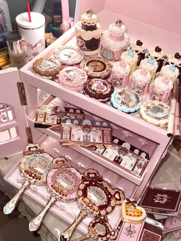 Flower Knows the Sweetie Bear Collection กล่องของขวัญชุดแต่งหน้า Allin พร้อมอายแชโดว์ บลัชออน คอนซีลเลอร์ ลิปสติกและกระจก — image 4