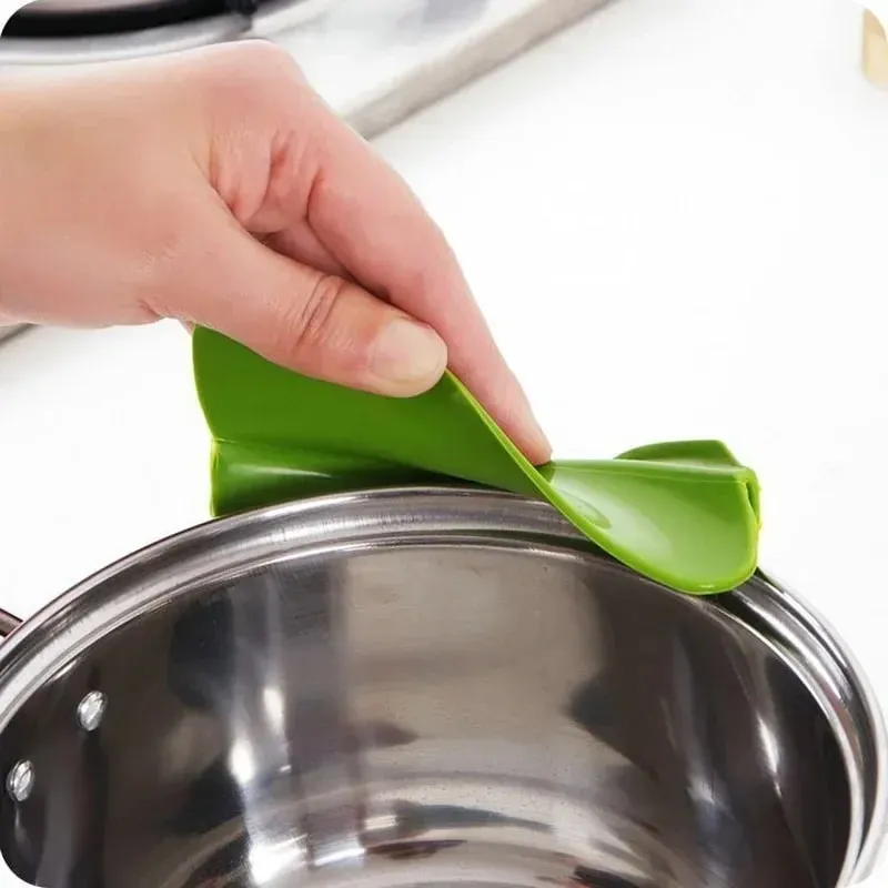 Spout Funnel for Pots Pans and Bowls and Jars Kitchen Gadget Tools Creative Silicone Liquid Funnel Anti-spill Slip On Pour Soup — image 5