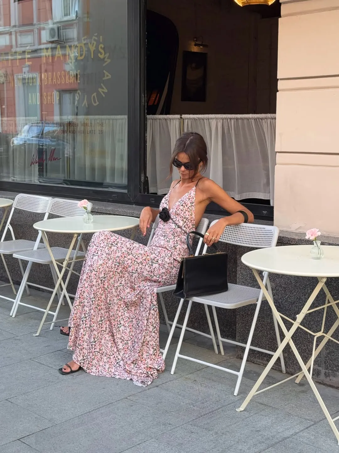 Rosafarbenes, geblümtes Satin-Maxikleid mit Spaghettiträgern, tiefem V-Ausschnitt vorne, schwarzes Rosendetail, Rüschensaum, Damen-Straßenurlaubskleid — image 3