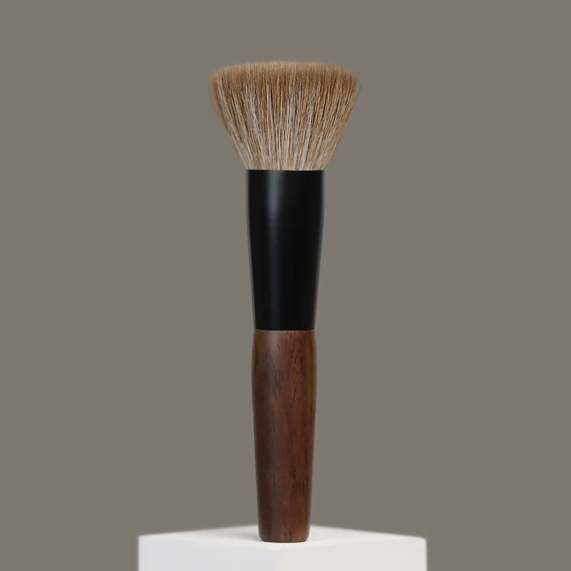 T108 Pennelli per trucco professionali fatti a mano Pennello per cipria con parte superiore piatta in pelo di capra naturale Pennello per trucco con manico in legno di ebano corto — image 4