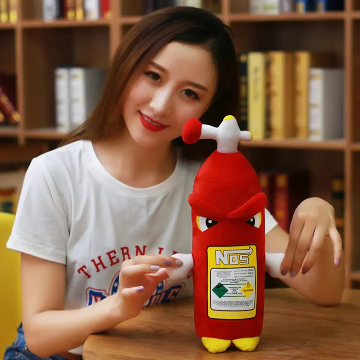 จำลองเครื่องดับเพลิงของเล่นตุ๊กตานุ่ม NOS หมอนขวดไนตรัสออกไซด์หมอนรองศีรษะพนักพิงสำหรับตกแต่งบ้าน