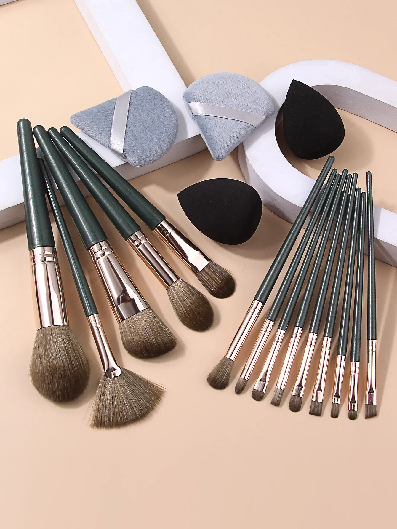 18-teiliges Make-up-Pinsel-Set, weiche Kosmetikpinsel für Puder, Rouge, Lidschatten, Foundation, mit Beauty-Schwamm und dreieckigem Puff — image 2