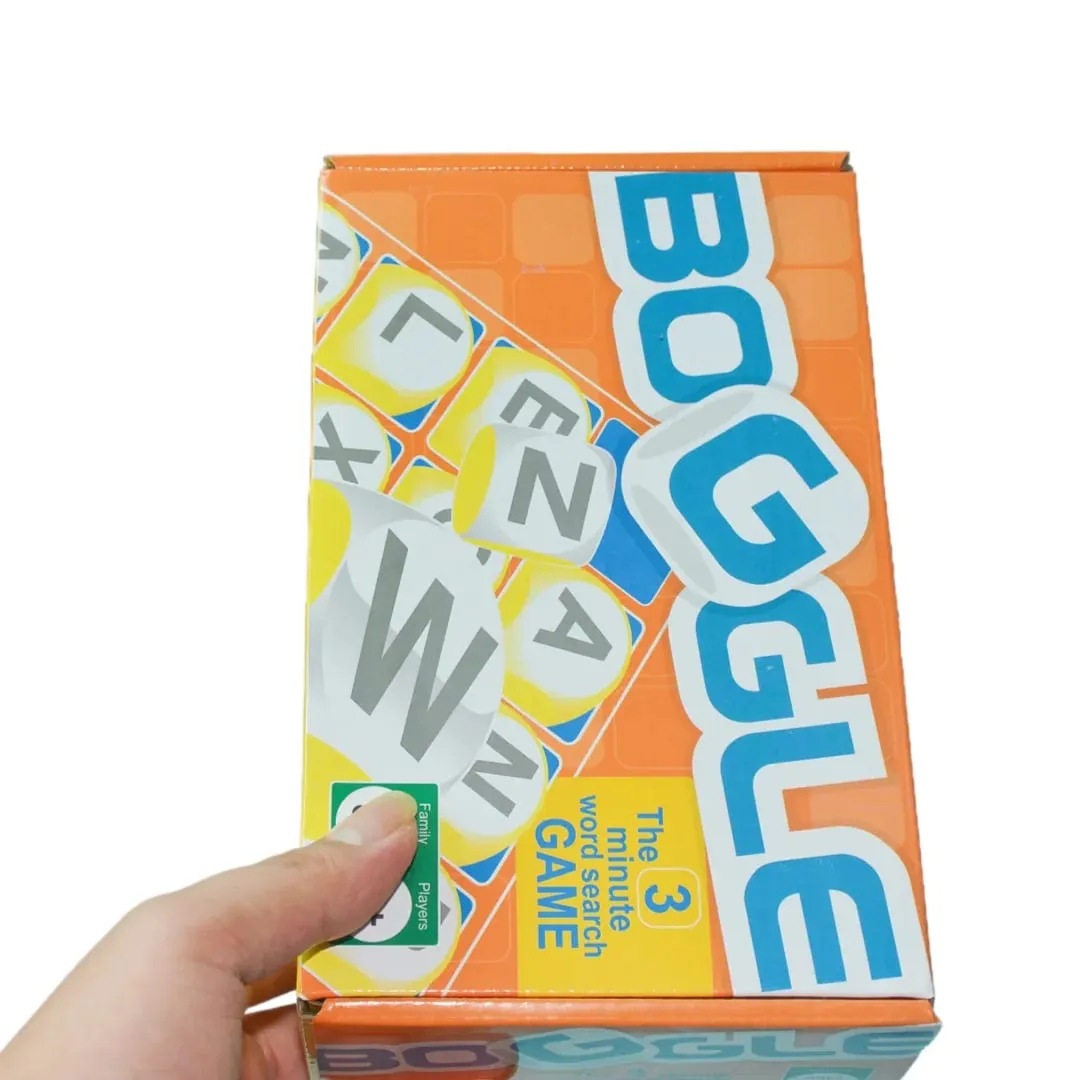 "Boggle: Rychlá tříminutová hra v kostkách s hledáním slov" Hra s pravopisem v kostkách Hra s pravopisem v kostkách Interaktivní desková hra s písmeny a logy ideální pro večírky Perfektní jako dárek k svátku. — image 6