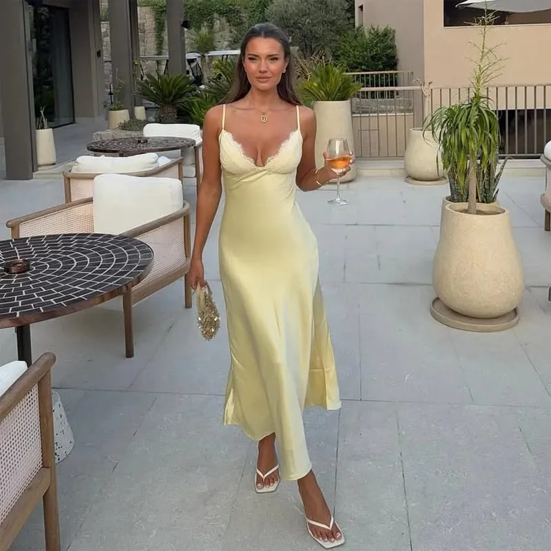 Gaun Tambal Sulam Renda Satin Kuning Seksi Gaun Wanita Potongan Bias Leher V Tanpa Lengan Tali Spaghetti Gaun Wanita Potongan Bias Musim Panas 2026