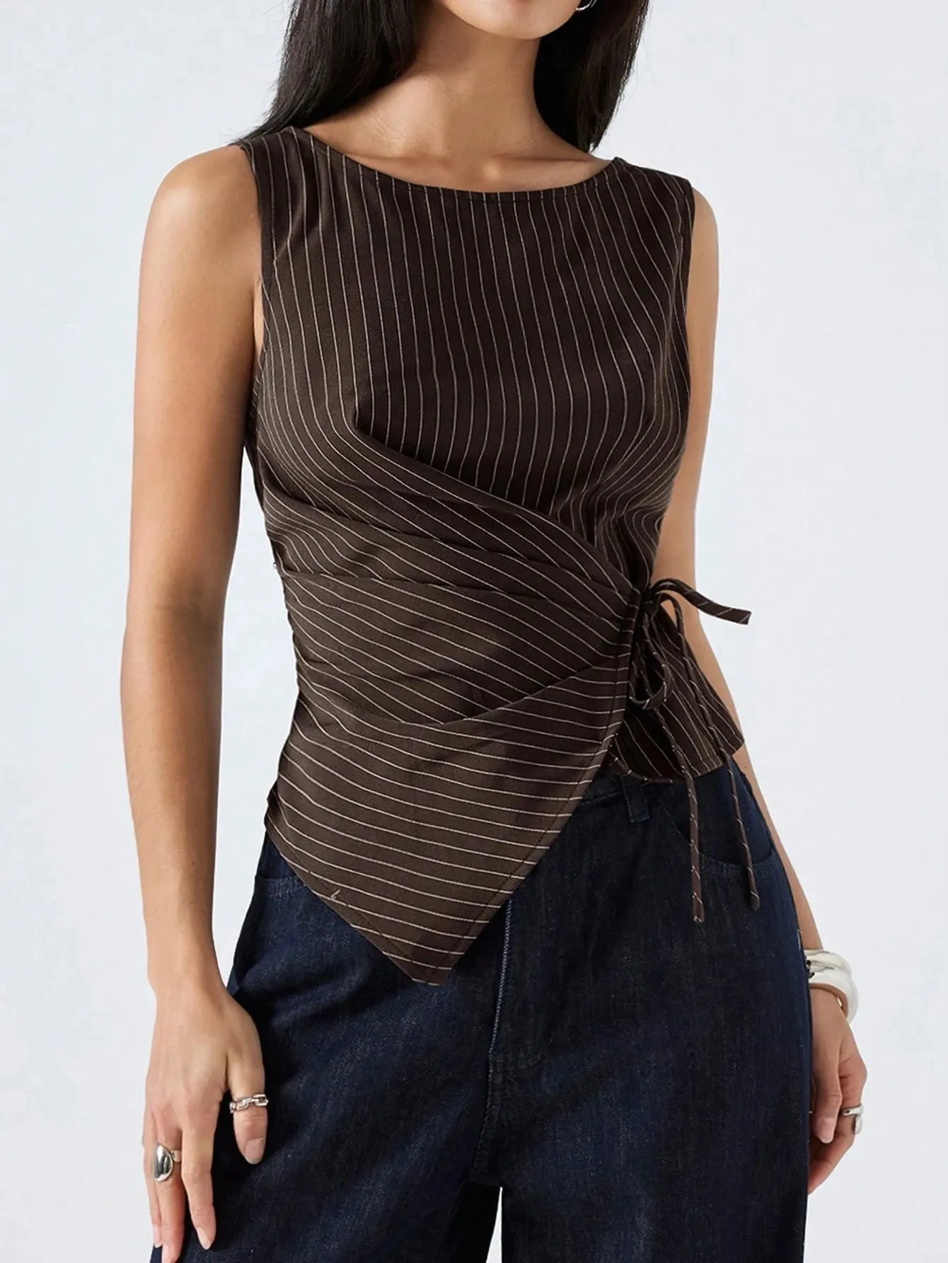 Elegantes Damen-Tanktop mit Streifendruck, schmale Passform, seitliches Bindeband, plissiert, ärmelloses Oberteil, lässig, asymmetrischer Saum, Boot-Tanktop, Sommer 2026 — image 7