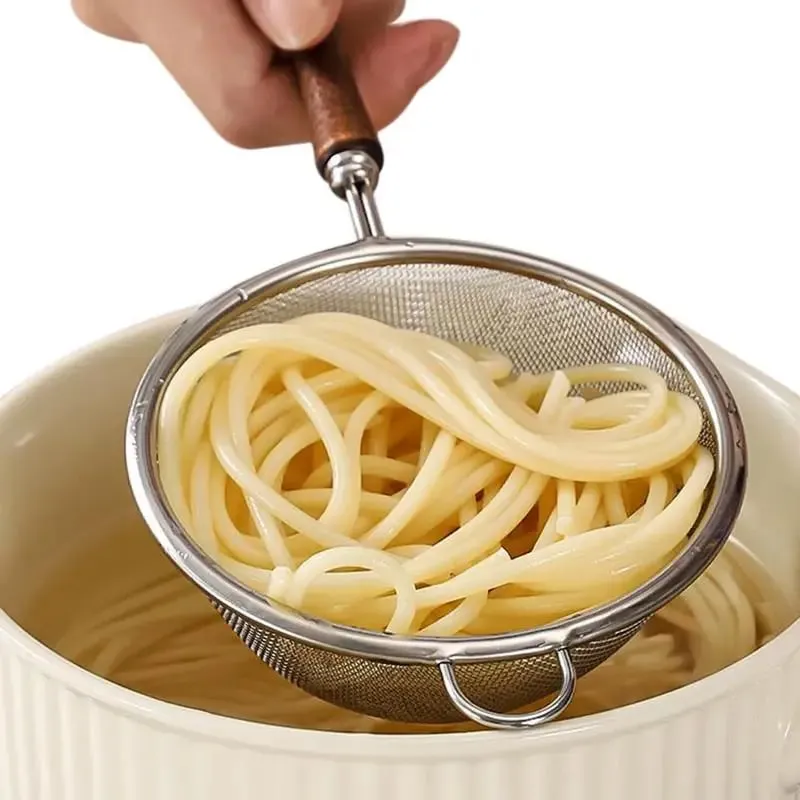 1 cucchiaio per filtro a rete in acciaio inossidabile con manico in legno, cucchiaio per filtro per farina, cucina domestica, filtro per alimenti fritti, strumento per la cottura dell'olio — image 3