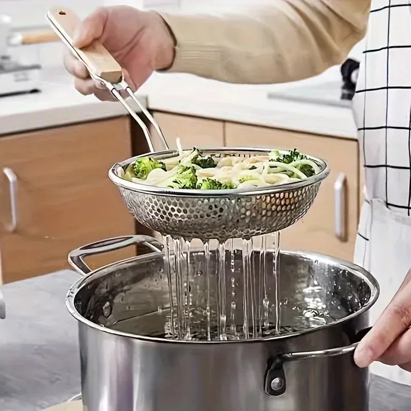 Scolapasta in acciaio inossidabile con manico in legno - Cucchiaio schiumarola a maglia fine per cucinare, preparare alimenti, filtrare il grasso per tagliatelle di pasta — image 2