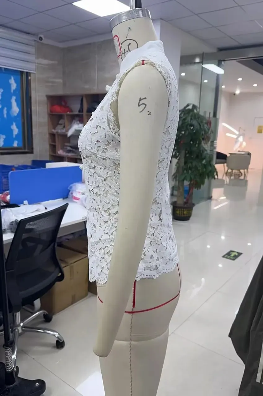 Y2K Top corto in pizzo tinta unita estetico senza maniche gilet con bottoni a forma di rana cinese streetwear per feste estive da donna — image 8