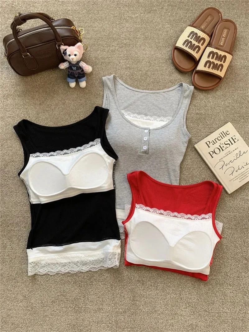 Regata feminina de falso duas peças com acabamento de renda e bojos de sutiã embutidos, camisola de viscose canelada sem mangas, colete curto de modelagem justa A6493 — image 7