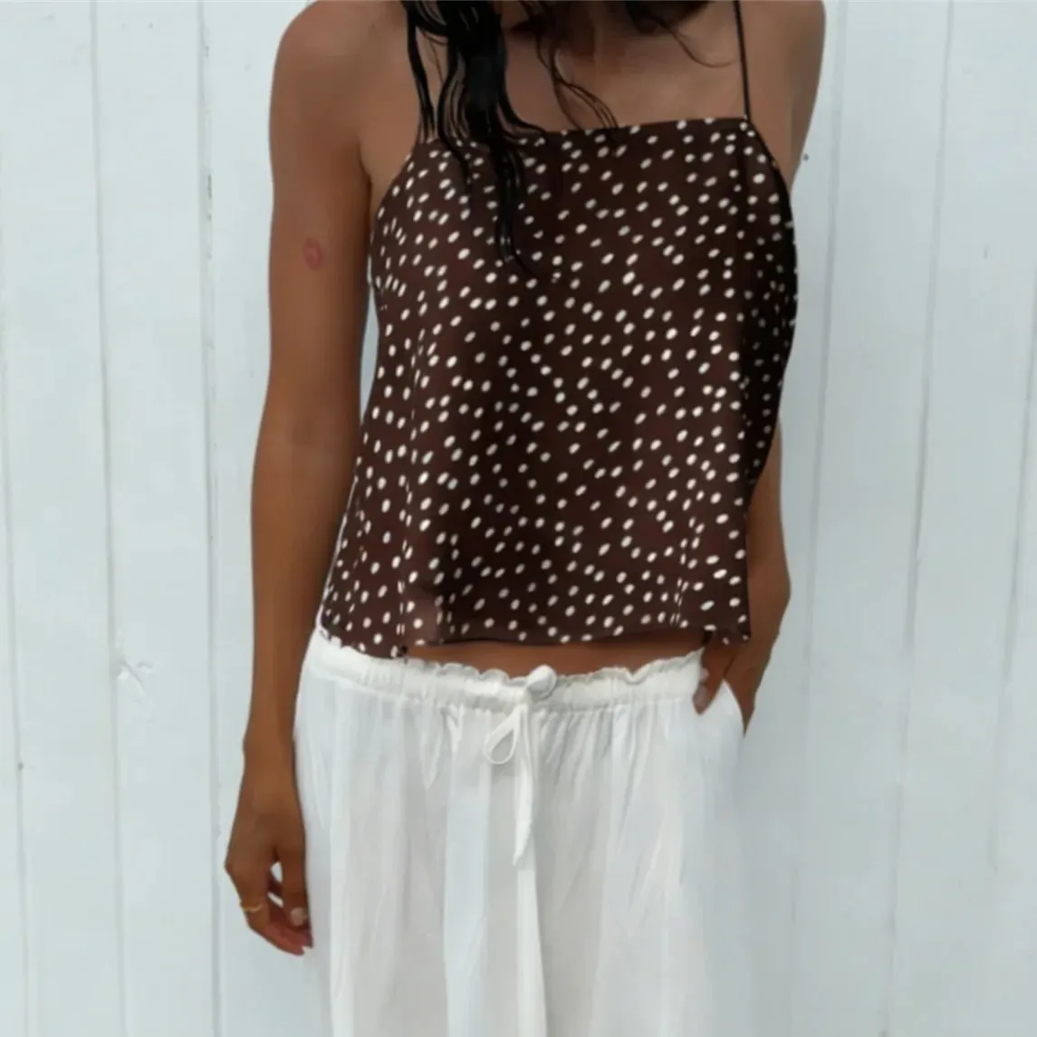 ผู้หญิง Polka Dot ชีฟอง Cami Top สปาเก็ตตี้ Crisscross Tie Backless ไม่สมมาตร Hanky Hem Cropped Camisole ฤดูร้อน Tank Top — image 4