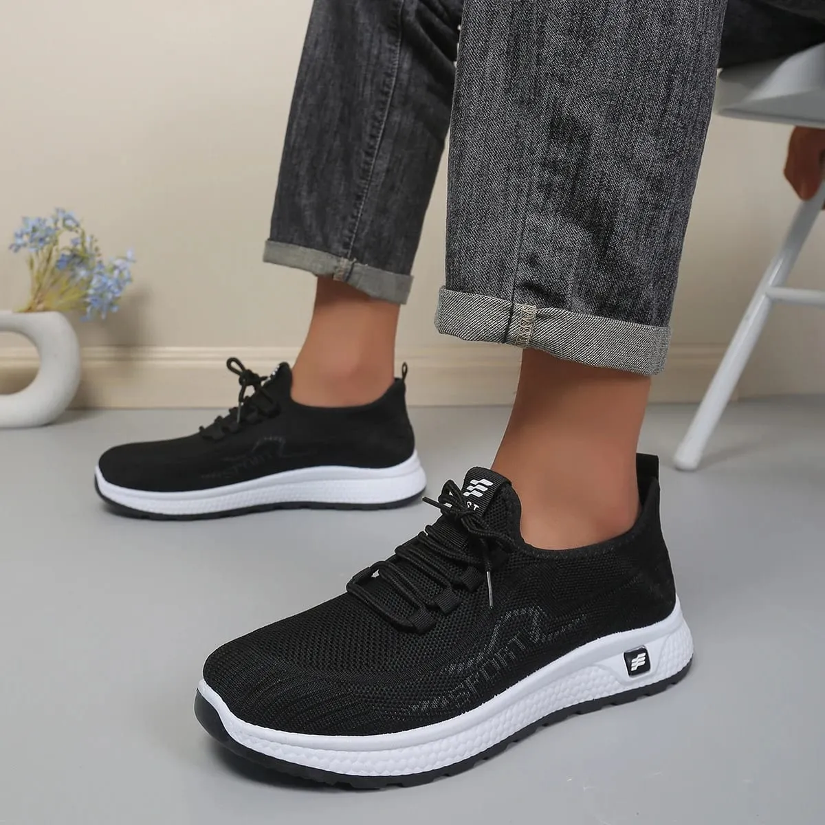 Alas Kaki Bertali Jaring Pria Warna Solid Minimal Sepatu Latihan Serbaguna Sol Luar Hitam Berukir Benjolan Atas Rajutan Berlubang Halus — image 3