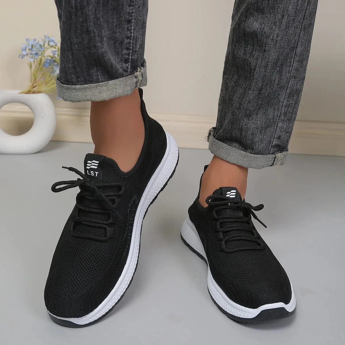 Alas Kaki Bertali Jaring Pria Warna Solid Minimal Sepatu Latihan Serbaguna Sol Luar Hitam Berukir Benjolan Atas Rajutan Berlubang Halus — image 4