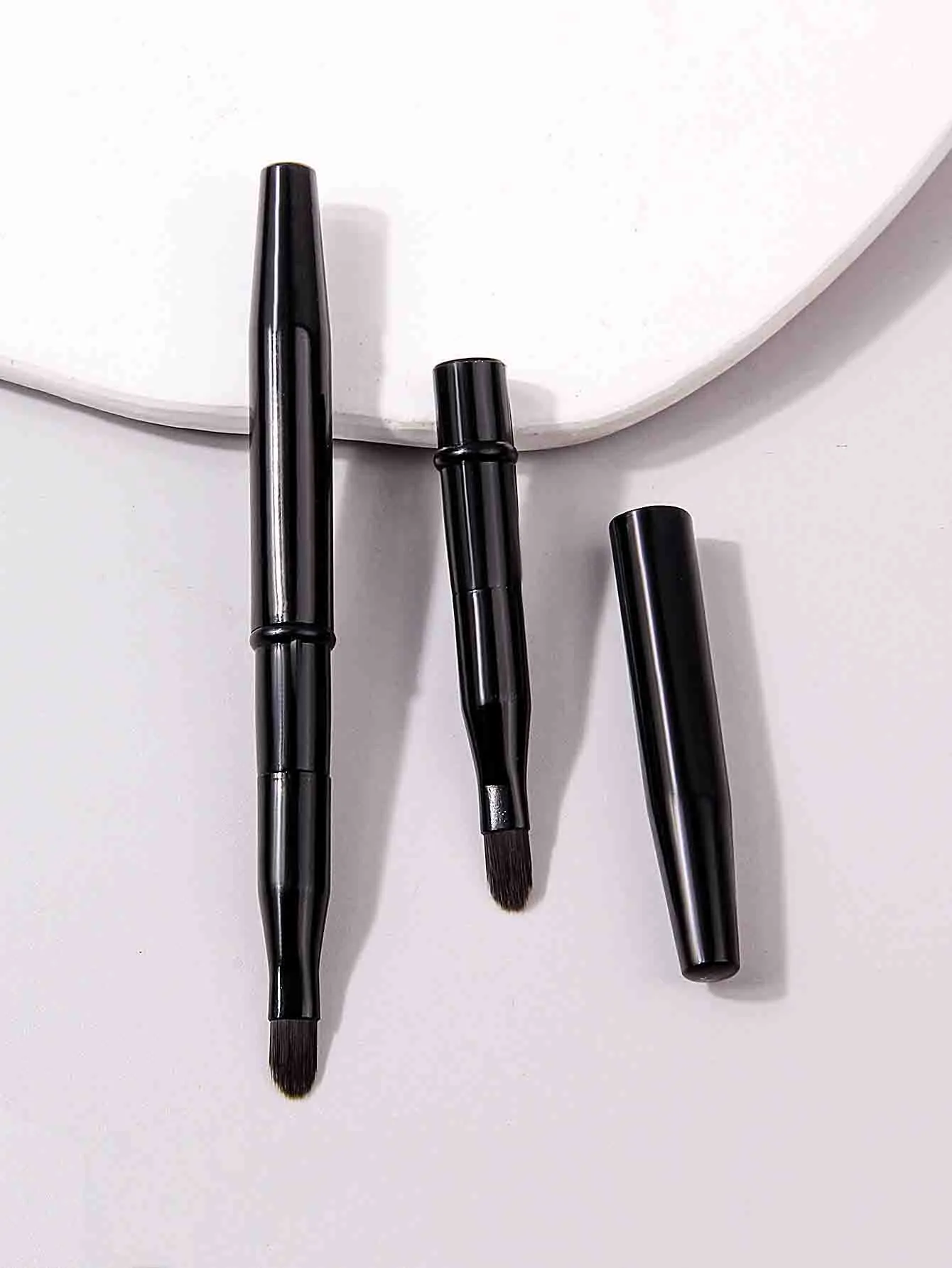 2 stk. Sort med et dæksel Tiltrækkelige læbe makeup børster Dobbelt-endede udtrækkelige læbe børste rejse læbestift glans makeup børste — image 3