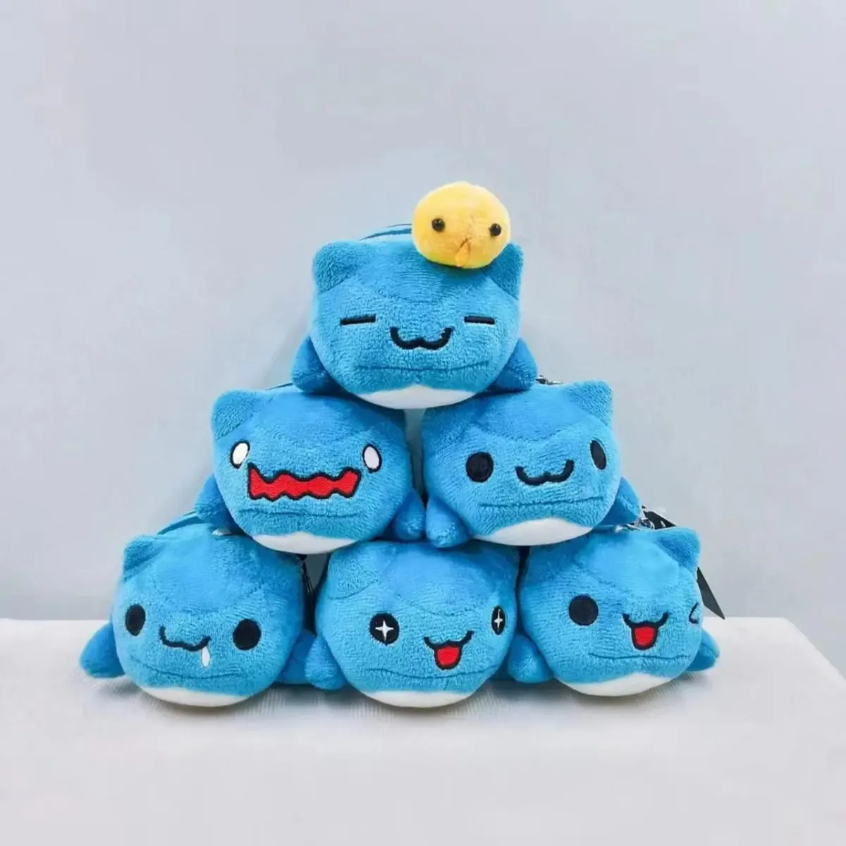 10cm Bugcat Capoo Plyšové přívěsky Anime Blue Cat Worm Cosplay Batoh dekorativní klíčenka dětský dárek k narozeninám — image 2