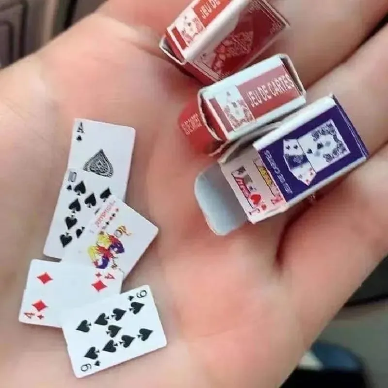 Bermain Poker Mini Kartu Menyenangkan Siswa Permainan Papan Penghilang Stres Mainan Kecil Bermain Poker Ujung Jari Kasual Mudah Dibawa — image 3