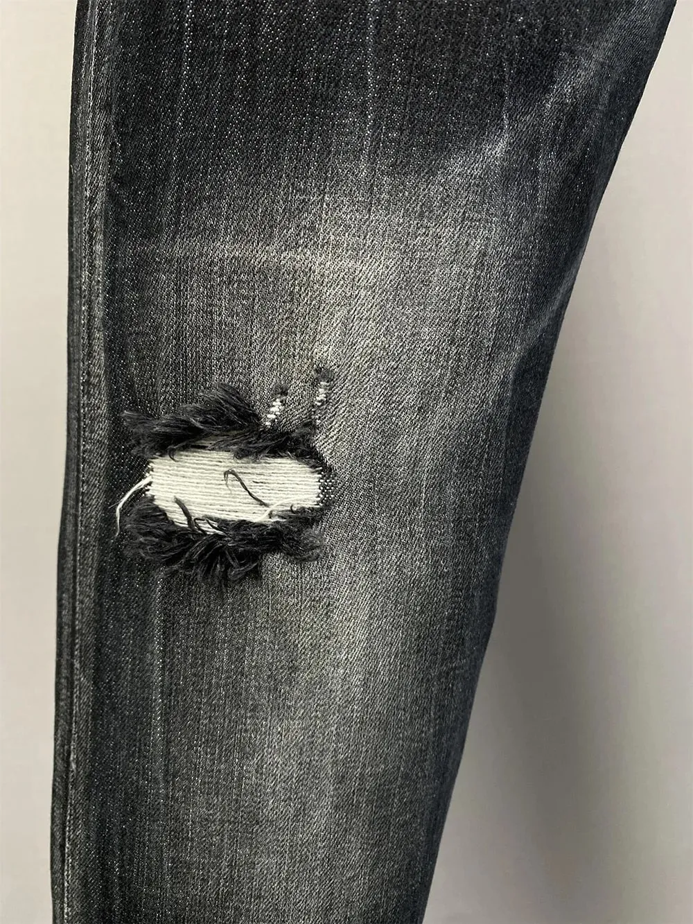 Neue Europa-Design-Stil Männer Jeans SLIM Knopf Coolguy lange Hosen gerade Taschen Loch schwarz Top-Qualität D2 Jeans Hose 981 — image 5