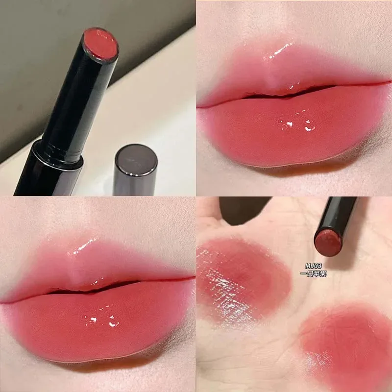 Le rouge à lèvres miroir a une texture lisse, une couleur riche et une formation de film qui ne sèche pas et ne coince pas, hydratant et pouty.