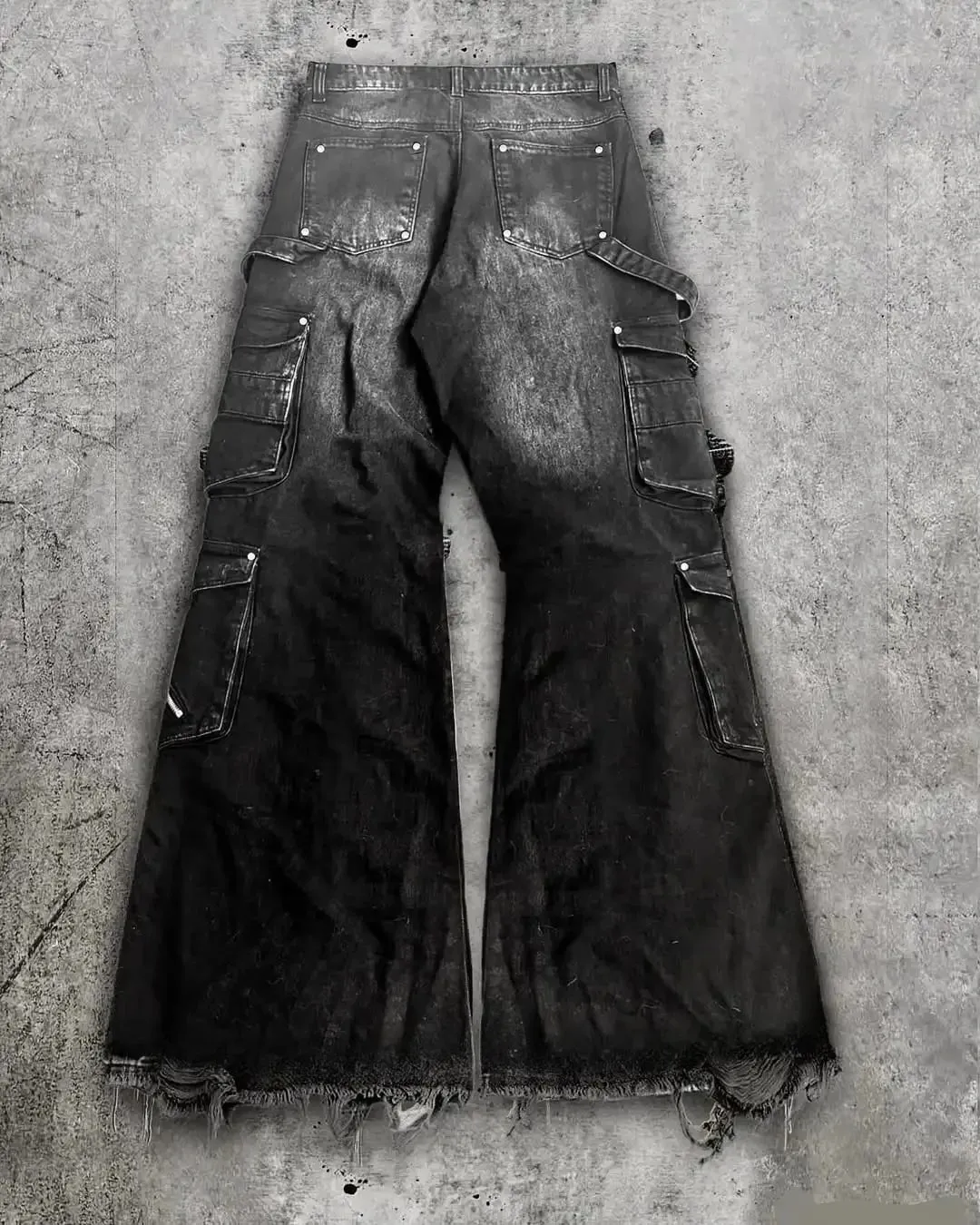 Jeans cargo multitasche streetwear goth punk Pantaloni da uomo svasati in denim nero effetto consumato con cinturini Cerniere Borchie Bordi sfrangiati — image 3